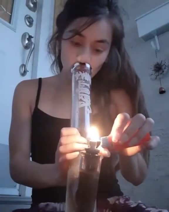 Girl with bong love her